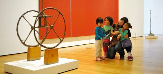 Preschoolers investigate MoMA galleries