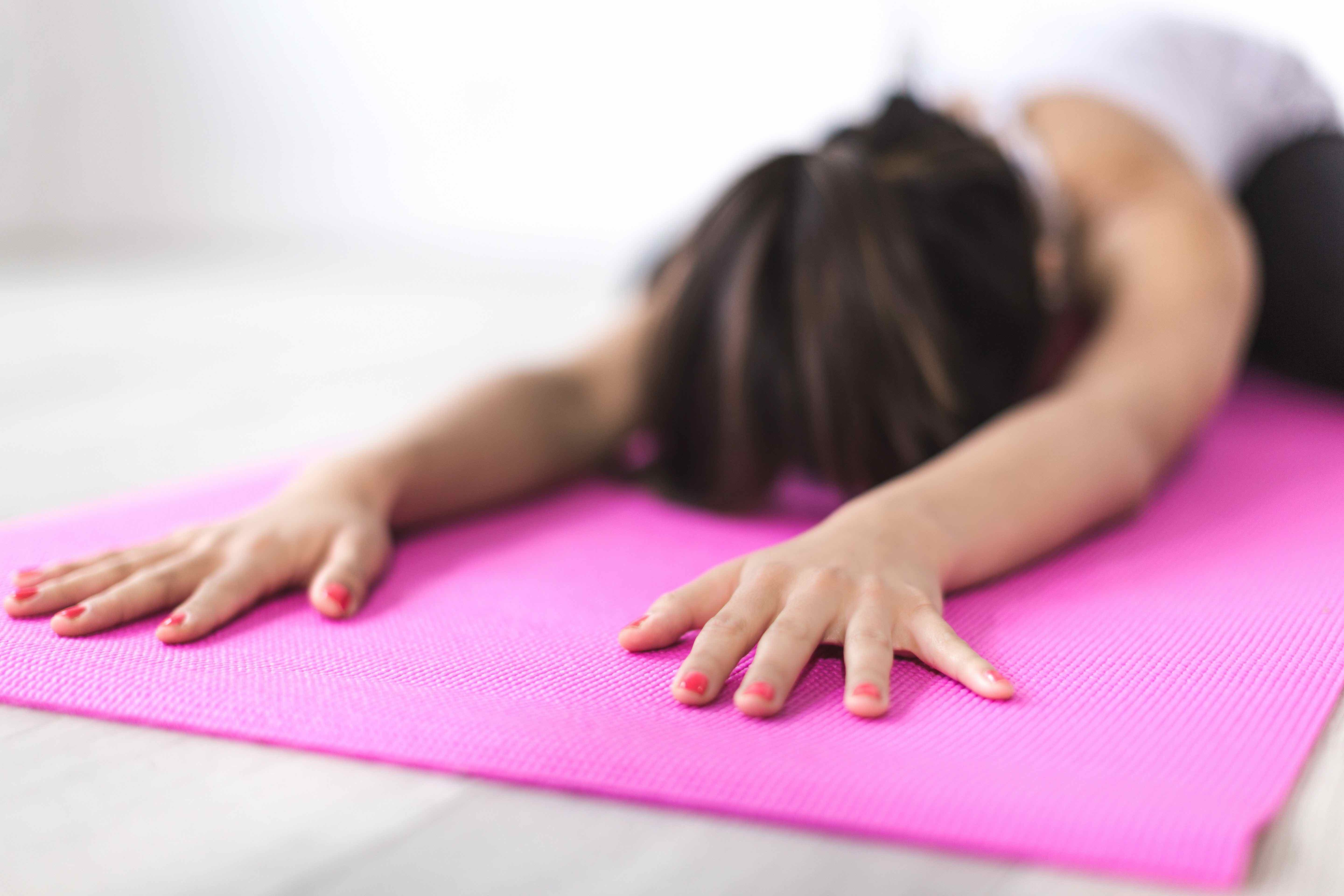 Стресс ткани. Йога. Нога на коврике для йоги. Йога на розовом коврике. Йога фото.