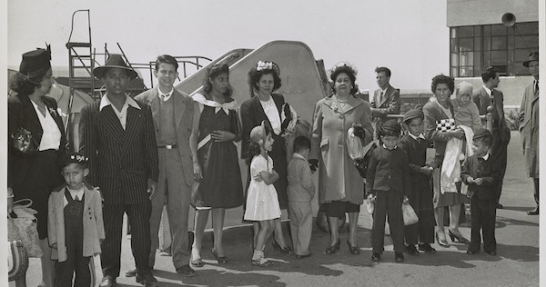 Grayscale photo of Puerto Ricans in Post World War 2 in New York