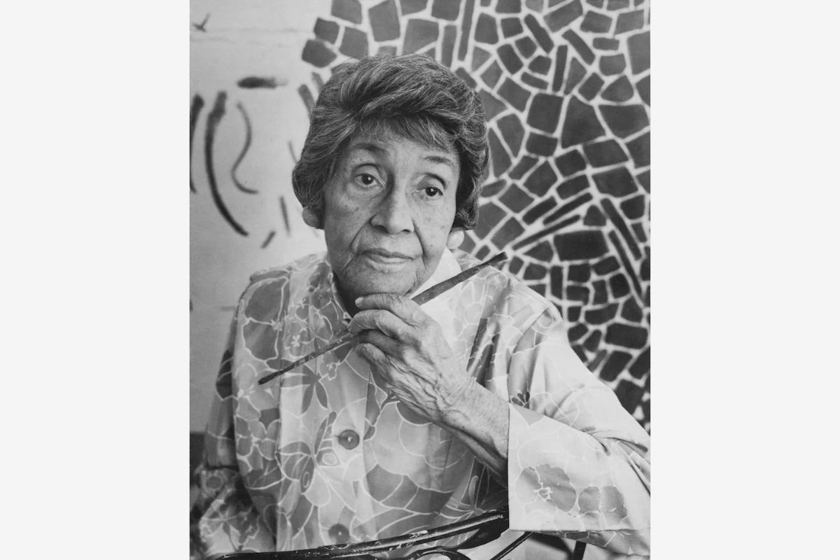 Black and white photo of Alma Thomas holding a paintbrush